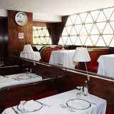 Era un tempo la sala ristorante, organizzata in piccoli salottini con panchette in legno e alluminio disposti su tre differenti livelli